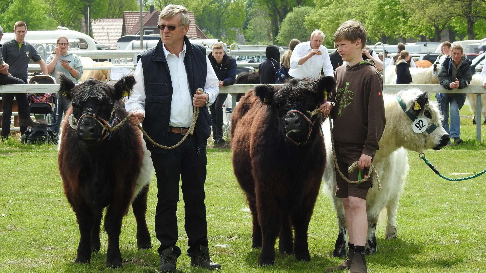 Opa Haalck und Enkel bei einer Fleischrinderschau